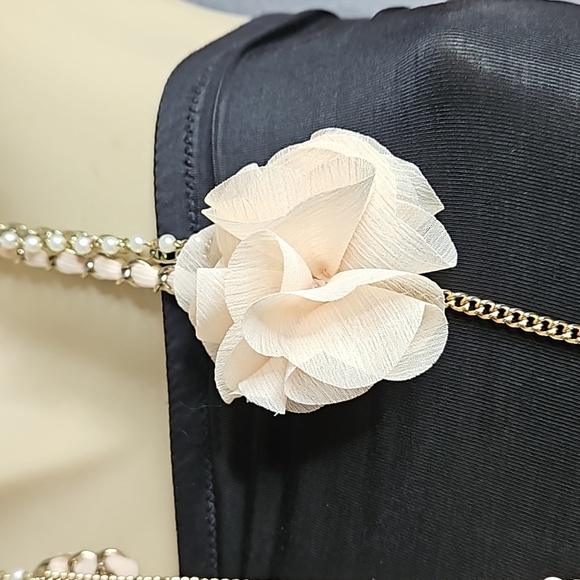 Retro Flower with Multi-strand necklace in light peach tone - Picture 6 of 8